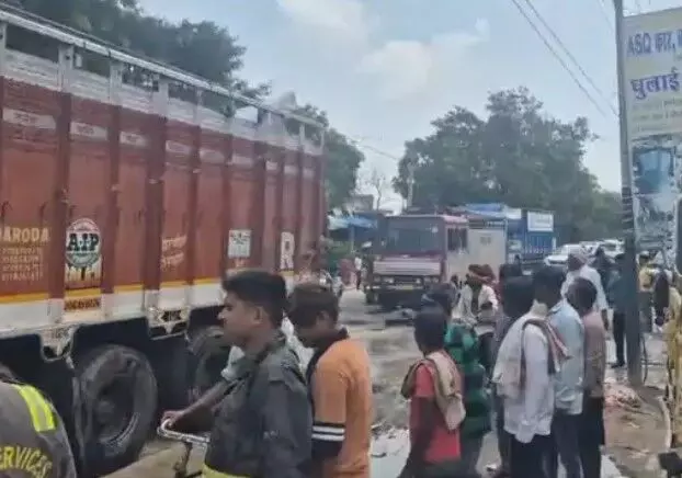 हाई टेंशन लाइन के नीचे खड़े ट्रकों में लगी आग- शीशे और गत्ते से लदे.. हाई टेंशन लाइन के नीचे खड़े ट्रकों में लगी आग- शीशे और गत्ते से लदे..