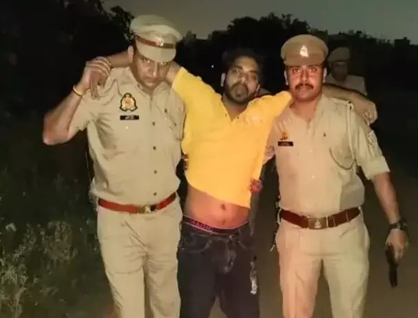 एनकाउंटर में चेन स्नेचर को पैर में लगी गोली- चोरी की बाइक और तमंचा.. एनकाउंटर में चेन स्नेचर को पैर में लगी गोली- चोरी की बाइक और तमंचा..