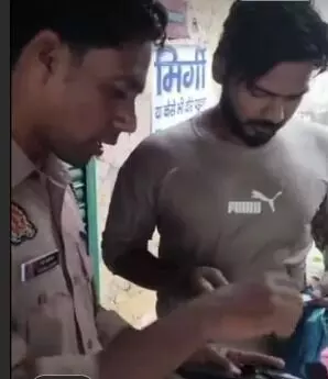 ईमानदारी की मिसाल- सिपाही ने खोया हुआ पर्स कांवड़िए को लौटाया