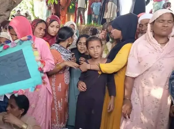 चढ़ते समय फिसला पैर- ट्रैक्टर ट्रॉली के पहिए के नीचे आया कादिर चढ़ते समय फिसला पैर- ट्रैक्टर ट्रॉली के पहिए के नीचे आया कादिर