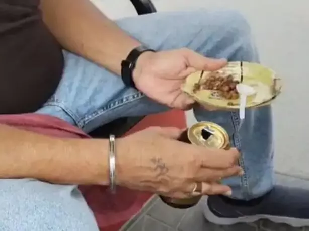 एक हाथ में बियर दूसरे में चखना- वृंदावन भी अब पियक्कड़ों के.. एक हाथ में बियर दूसरे में चखना- वृंदावन भी अब पियक्कड़ों के..