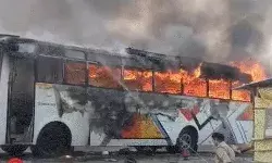 कांवड़ियों की बस में लगी आग- देखते ही देखते आसमान छूने लगी लपटें और.. कांवड़ियों की बस में लगी आग- देखते ही देखते आसमान छूने लगी लपटें और..