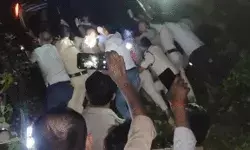 कांवड़ियों को कुचलने के बाद खाई में गिरी कार-चार शिव भक्तों की मौत कांवड़ियों को कुचलने के बाद खाई में गिरी कार-चार शिव भक्तों की मौत