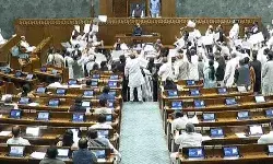 वोटर वेरीफिकेशन-विपक्षी सांसदों का संसद में प्रदर्शन- वेल में लहराये.. वोटर वेरीफिकेशन-विपक्षी सांसदों का संसद में प्रदर्शन- वेल में लहराये..