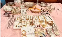 प्लानिंग अफसर के घर लोकायुक्त का छापा- सोना नगदी और कीमती.. प्लानिंग अफसर के घर लोकायुक्त का छापा- सोना नगदी और कीमती..