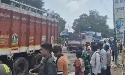 हाई टेंशन लाइन के नीचे खड़े ट्रकों में लगी आग- शीशे और गत्ते से लदे.. हाई टेंशन लाइन के नीचे खड़े ट्रकों में लगी आग- शीशे और गत्ते से लदे..