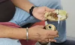 एक हाथ में बियर दूसरे में चखना- वृंदावन भी अब पियक्कड़ों के.. एक हाथ में बियर दूसरे में चखना- वृंदावन भी अब पियक्कड़ों के..