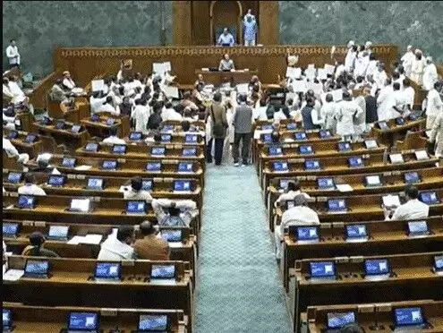 कार्यवाही शुरू होते ही संसद में हंगामा- लहराये पोस्टर- बोले लोकसभा....