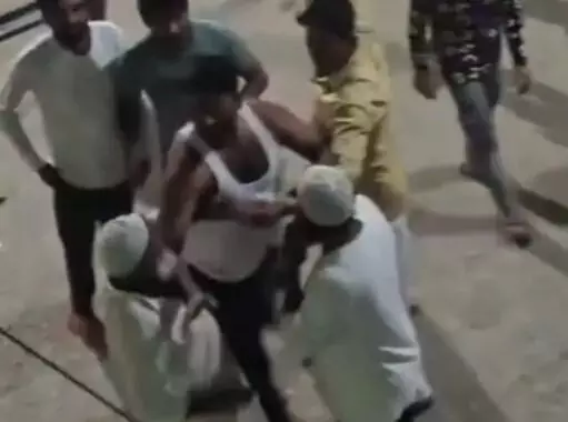 तेरी बकरी ने यहां घास क्यों खाई? दो पक्षों में पथराव व चाकूबाजी-कई घायल तेरी बकरी ने यहां घास क्यों खाई? दो पक्षों में पथराव व चाकूबाजी-कई घायल