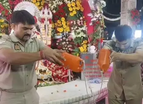 पुलिस ने कांवड़ यात्रा में छूटे गंगा जल की ऐसे बरकरार रखी पवित्रता पुलिस ने कांवड़ यात्रा में छूटे गंगा जल की ऐसे बरकरार रखी पवित्रता