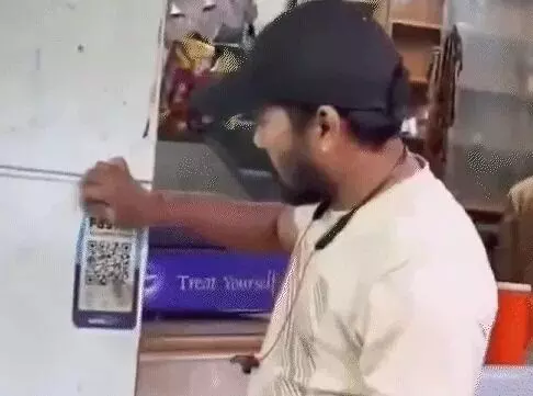 दुकानों पर लगे नो यूपीआई पेमेंट के बोर्ड- बैक फुट पर सरकार