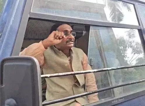 कांवड़ियों को गुंडा कहने पर स्वामी प्रसाद के घर के बाहर हंगामा कांवड़ियों को गुंडा कहने पर स्वामी प्रसाद के घर के बाहर हंगामा