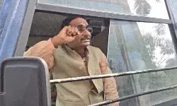 कांवड़ियों को गुंडा कहने पर स्वामी प्रसाद के घर के बाहर हंगामा