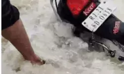 बाइक से रपटा क्रॉस करते समय हादसा- नदी में दंपति समेत तीन लोग बहे बाइक से रपटा क्रॉस करते समय हादसा- नदी में दंपति समेत तीन लोग बहे