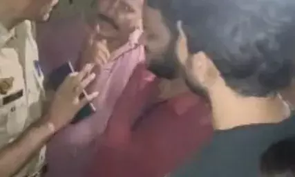 बिजली कटौती पर फूटा गुस्सा- आधी रात को घेरा डीएम आवास