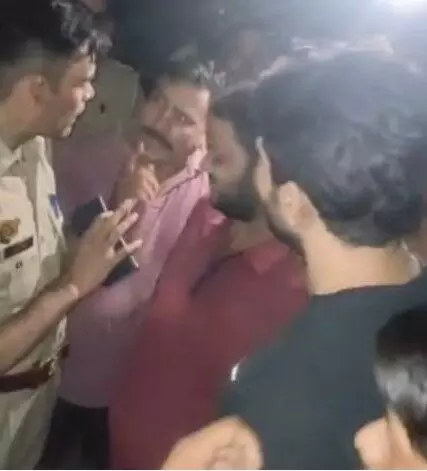 बिजली कटौती पर फूटा गुस्सा- आधी रात को घेरा डीएम आवास