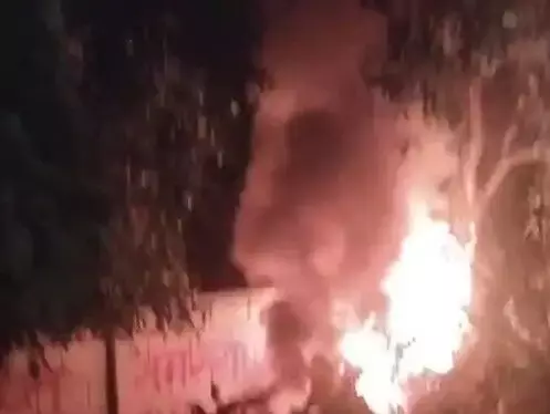 टक्कर के बाद हवा में उड़ी स्कूटी खाई में गिरा सवार- कार में लगी आग टक्कर के बाद हवा में उड़ी स्कूटी खाई में गिरा सवार- कार में लगी आग