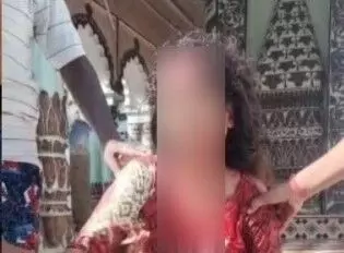 दिन निकलते ही धांय धांय- मंदिर में पूजा कर रही लड़की को मारी गोलियां दिन निकलते ही धांय धांय- मंदिर में पूजा कर रही लड़की को मारी गोलियां