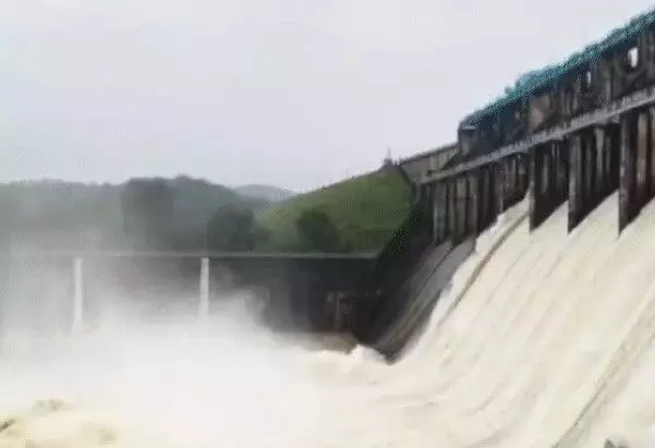 MP एवं UP की लाइफ लाइन हाईवे बंद- लगी दोनों तरफ गाड़ियों की लाइन MP एवं UP की लाइफ लाइन हाईवे बंद- लगी दोनों तरफ गाड़ियों की लाइन