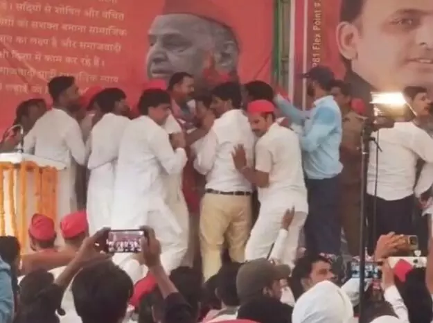 संविधान मान स्तंभ कार्यक्रम में हंगामा- सपाईयों में जूतूम पैजार संविधान मान स्तंभ कार्यक्रम में हंगामा- सपाईयों में जूतूम पैजार