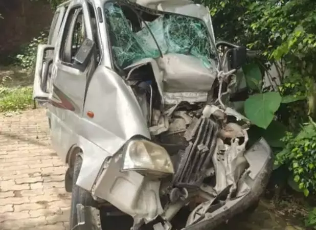 खड़ी ट्रैक्टर ट्राली से टकराई कार के उड़े परखच्चे- अस्पताल ले जाते.... खड़ी ट्रैक्टर ट्राली से टकराई कार के उड़े परखच्चे- अस्पताल ले जाते....