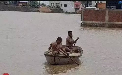 टूटी नहर से मची तबाही- मकानों में घुसा पानी- फसले हुई जलमग्न- 80 से.. टूटी नहर से मची तबाही- मकानों में घुसा पानी- फसले हुई जलमग्न- 80 से..