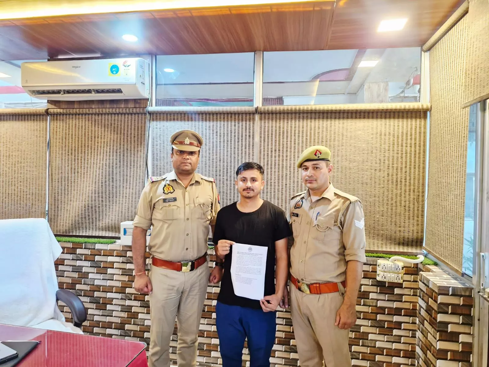 पुलिस ठगी की गई बड़ी रकम कराई वापस- पीड़ित के चेहरे पर लौटी मुस्कान पुलिस ठगी की गई बड़ी रकम कराई वापस- पीड़ित के चेहरे पर लौटी मुस्कान