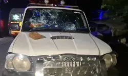 मद्य निषेध टीम पर हमला कर पियक्कड़ों को छुड़ाया- किसी तरह बची जान मद्य निषेध टीम पर हमला कर पियक्कड़ों को छुड़ाया- किसी तरह बची जान