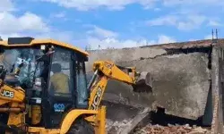 बुलडोजर कार्यवाही में छांगुर के भतीजे का मकान मलबे में तब्दील बुलडोजर कार्यवाही में छांगुर के भतीजे का मकान मलबे में तब्दील