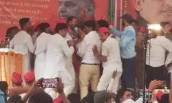 संविधान मान स्तंभ कार्यक्रम में हंगामा- सपाईयों में जूतूम पैजार संविधान मान स्तंभ कार्यक्रम में हंगामा- सपाईयों में जूतूम पैजार