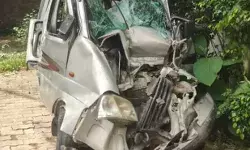 खड़ी ट्रैक्टर ट्राली से टकराई कार के उड़े परखच्चे- अस्पताल ले जाते.... खड़ी ट्रैक्टर ट्राली से टकराई कार के उड़े परखच्चे- अस्पताल ले जाते....