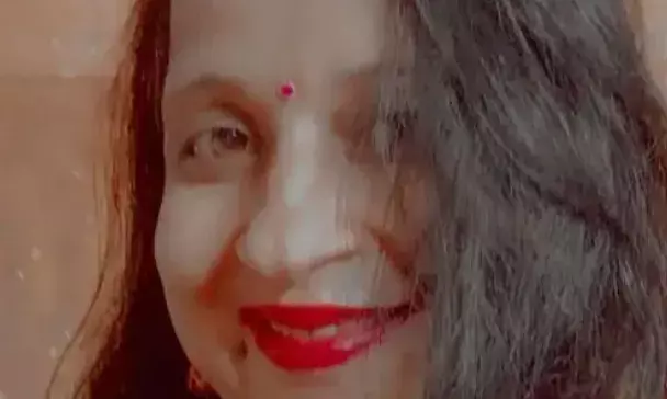 तीज की मेंहदी लगवा कर पति के साथ लौट रही महिला से चेन लूट