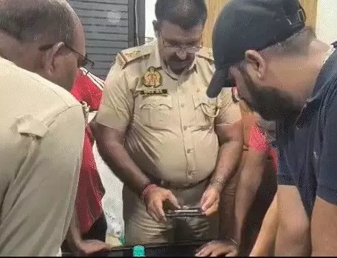 लिफ्ट में जा रहे स्पोर्ट्स कारोबारी की गर्दन कटकर लटकी लिफ्ट में जा रहे स्पोर्ट्स कारोबारी की गर्दन कटकर लटकी