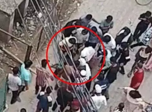 बॉल उठाने गया बच्चा ट्रांसफार्मर से चिपका- झुलसे बालक की चली गई...