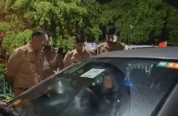 फुल स्पीड पर MLA के पास के साथ हूटर बजाती दौड़ी बीजेपी का झंडा लगी कार फुल स्पीड पर MLA के पास के साथ हूटर बजाती दौड़ी बीजेपी का झंडा लगी कार