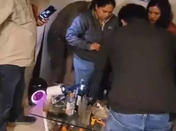 अपार्टमेंट में रेव पार्टी पर छापा- NCP नेता का दामाद गिरफ्तार अपार्टमेंट में रेव पार्टी पर छापा- NCP नेता का दामाद गिरफ्तार