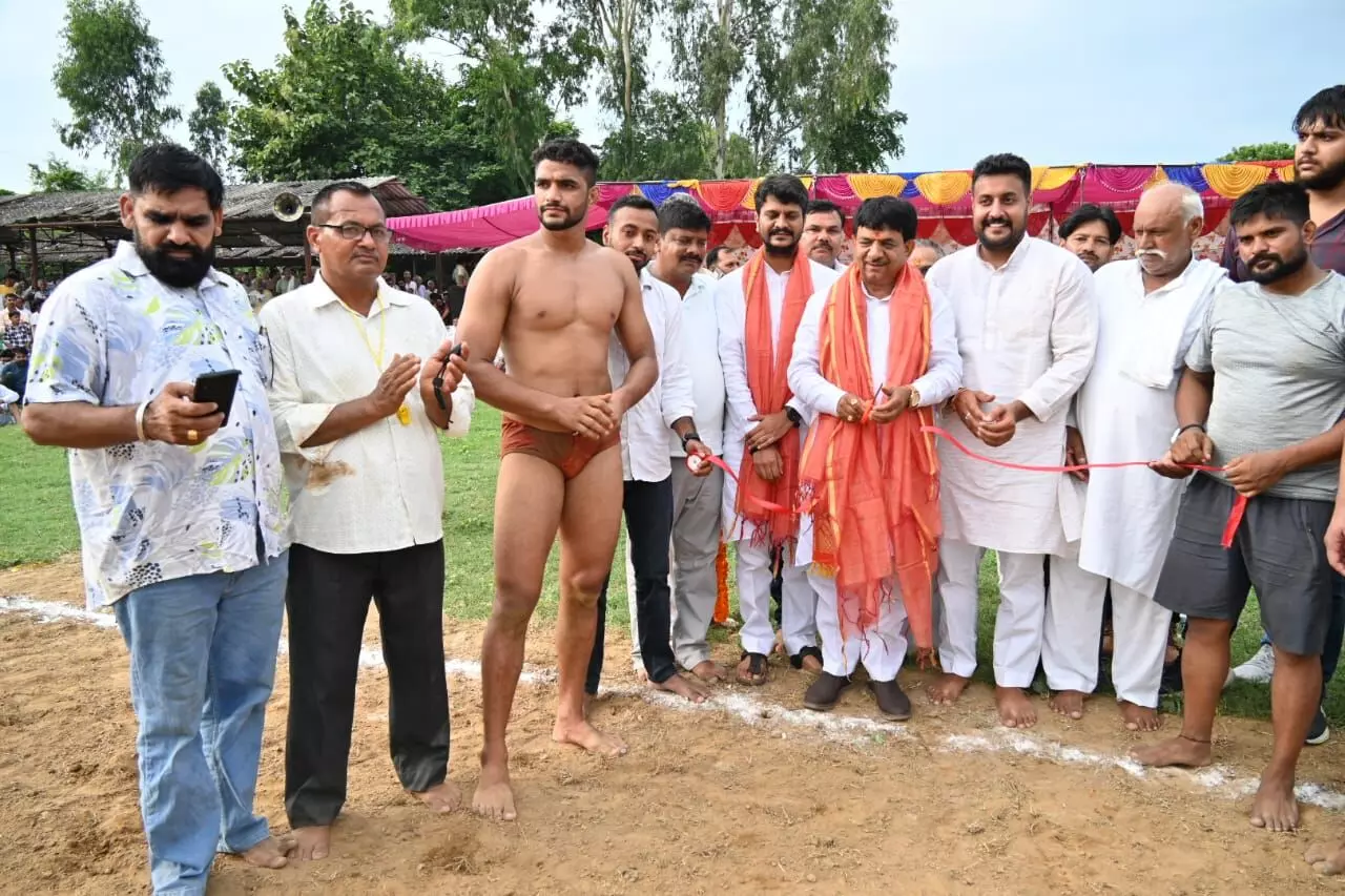 पुरानी परंपरा का गौरवपूर्ण आयोजन: कपिल देव ने किया दंगल का शुभारंभ पुरानी परंपरा का गौरवपूर्ण आयोजन: कपिल देव ने किया दंगल का शुभारंभ