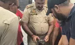 लिफ्ट में जा रहे स्पोर्ट्स कारोबारी की गर्दन कटकर लटकी