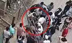 बॉल उठाने गया बच्चा ट्रांसफार्मर से चिपका- झुलसे बालक की चली गई...