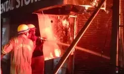 हैंडलूम शोरूम में लगी भीषण आग- दमकल की चार गाड़ियों ने शोरूम.. हैंडलूम शोरूम में लगी भीषण आग- दमकल की चार गाड़ियों ने शोरूम..