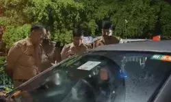 फुल स्पीड पर MLA के पास के साथ हूटर बजाती दौड़ी बीजेपी का झंडा लगी कार