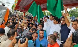 मंत्री कपिल देव ने दिखाई वंदे भारत ट्रेन को हरी झंडी मंत्री कपिल देव ने दिखाई वंदे भारत ट्रेन को हरी झंडी