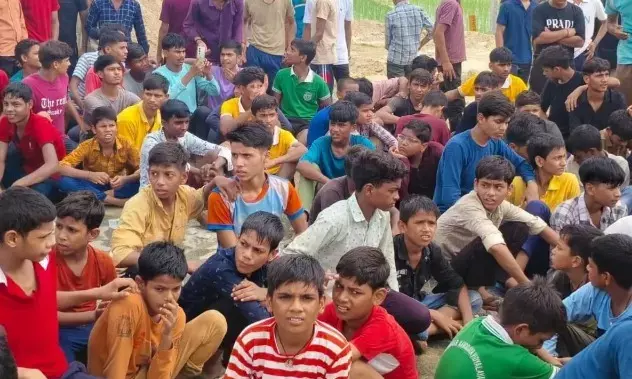 कच्ची रोटियों को लेकर बवाल- सडक पर उतरे बच्चों का प्रदर्शन