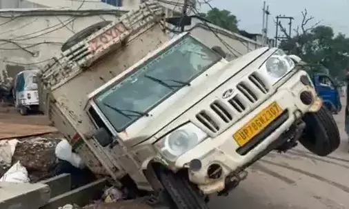 फिसलन भरी मिट्टी पर बेकाबू पिकअप खुले नाले में गिरी- ड्राइवर...