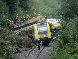 ट्रेन के पटरी से उतरने से तीन लोगों की मौत, कई हुए घायल ट्रेन के पटरी से उतरने से तीन लोगों की मौत, कई हुए घायल