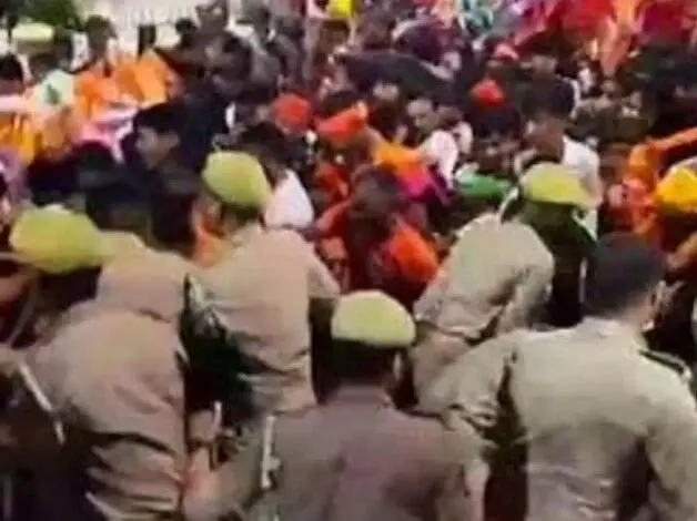 हरिद्वार, बाराबंकी के बाद अब छोटी काशी गोला मंदिर मार्ग पर भगदड़ हरिद्वार, बाराबंकी के बाद अब छोटी काशी गोला मंदिर मार्ग पर भगदड़