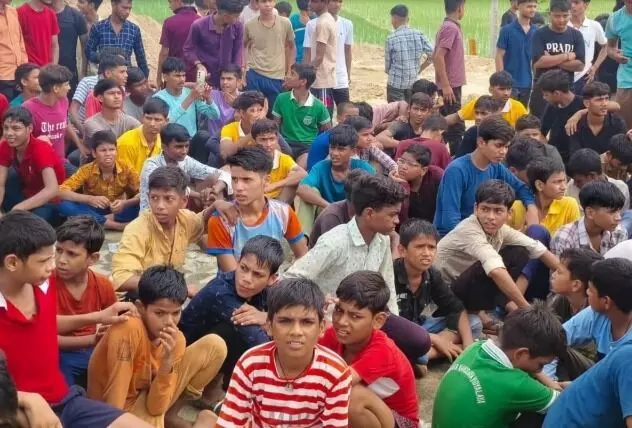 कच्ची रोटियों को लेकर बवाल- सडक पर उतरे बच्चों का प्रदर्शन
