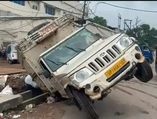 फिसलन भरी मिट्टी पर बेकाबू पिकअप खुले नाले में गिरी- ड्राइवर...