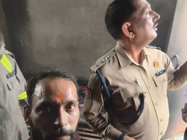 स्मार्ट मीटर की चिंगारी से प्लास्टिक की दुकान में आग- आसपास के लोग.. स्मार्ट मीटर की चिंगारी से प्लास्टिक की दुकान में आग- आसपास के लोग..