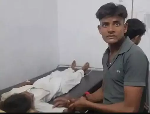 मच्छरों के चक्कर में इंटर कॉलेज में हादसा- दर्जनों स्टूडेंट हुए बेहोश मच्छरों के चक्कर में इंटर कॉलेज में हादसा- दर्जनों स्टूडेंट हुए बेहोश